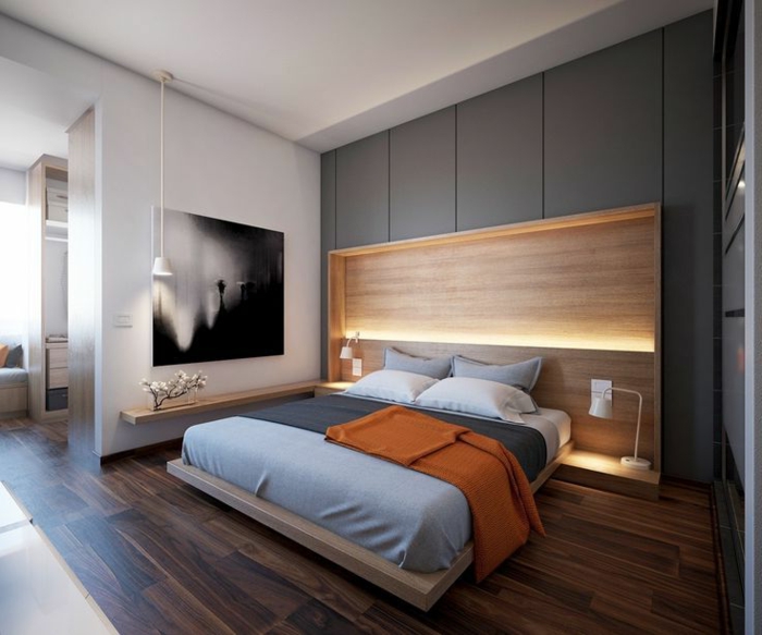 lit plateforme beige, matelas gris, sol en bois, tête de lit avec rangement et deux lampes de chevet