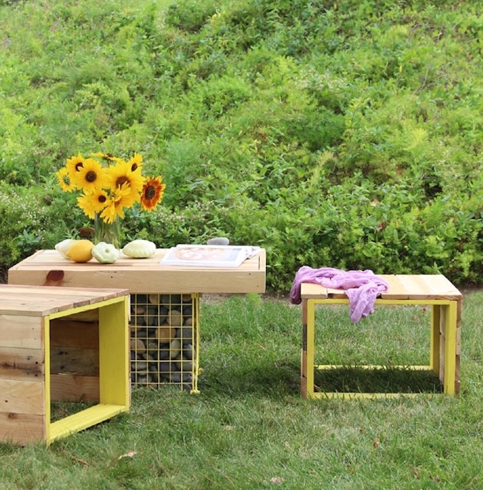 modèle de salon de jardin palette avec une table palette et gabion et des tabourets en planches de palettes et métal, jardin végétalisé