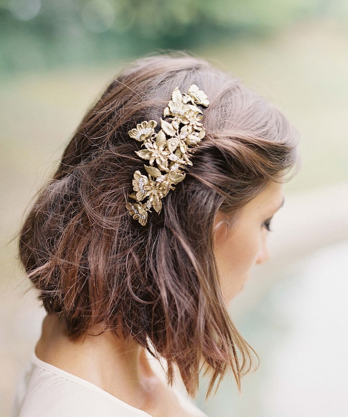 carré plongeant flou sur cheveux chatain accessoirisés d un bijou cheveux motif fleurs dorées, coiffure mariage boheme