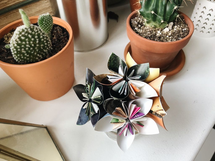 comment faire une fleur en papier pour créer un joli accent déco printanier, joli bouquet de fleurs en origami