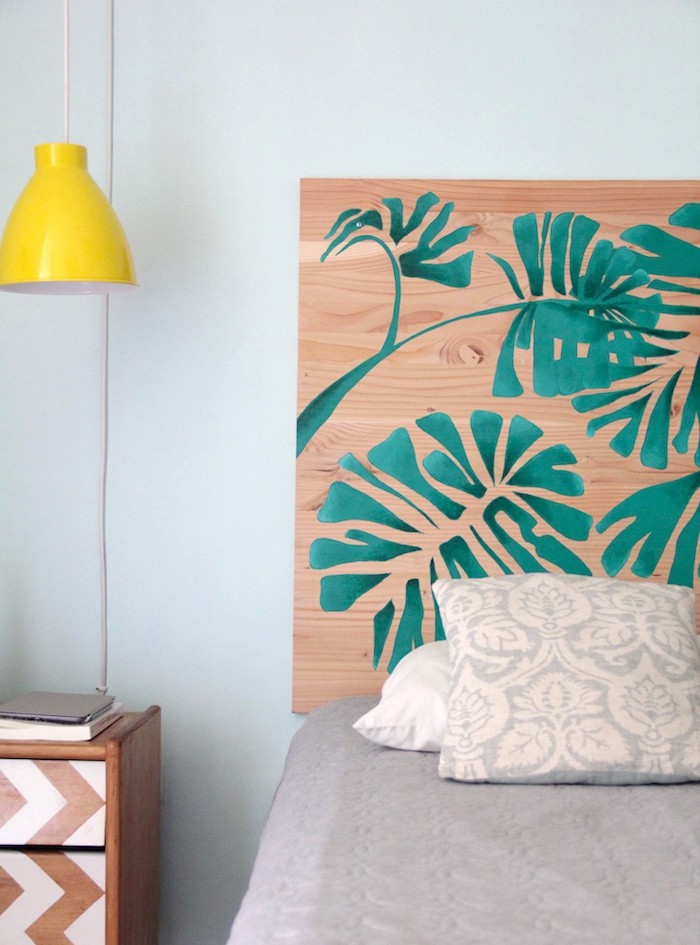 idee tete de lit bois contreplaqué décorée de feuilles palmes vertes, linge de lit gris, table de nuit bois décorée de peinture blanche