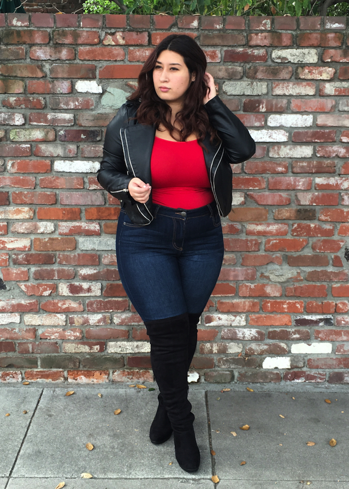 idée de tenue femme ronde chic, quelle mode pour les rondes, jean moulant, veste en cuir noir, tee shirt rouge et bottes noires
