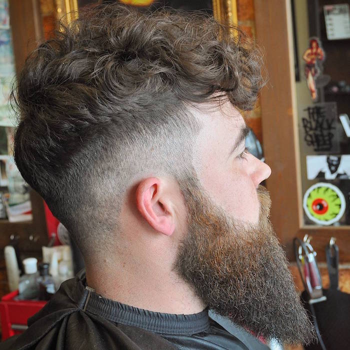 photo barbe hipster chic longue en pointe dégradé et coupe mode long dessus en avant cotés courts pour cheveux bouclés
