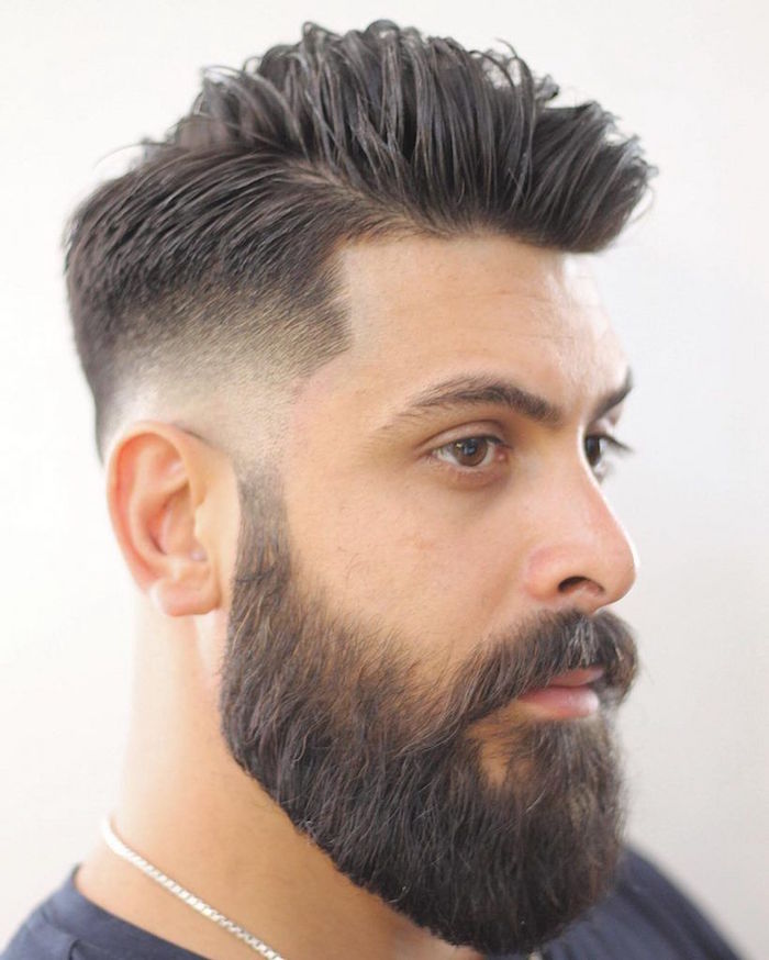modele de coupe de barbe moderne longue dégradé pattes et joues avec coupe homme tendance
