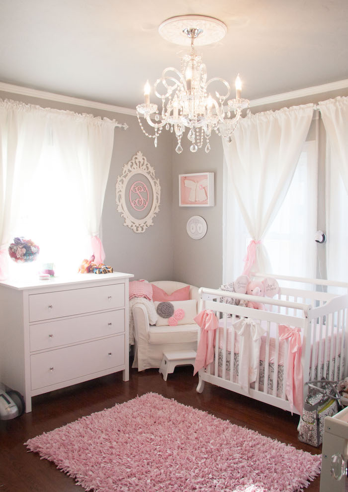 mobilier chambre d enfant et lit bébé dans style classique gris et rose princesse