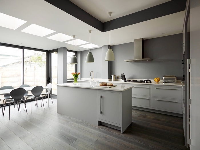 une cuisine gris clair monochrome sans placards en haut pour un espace encore plus allégé