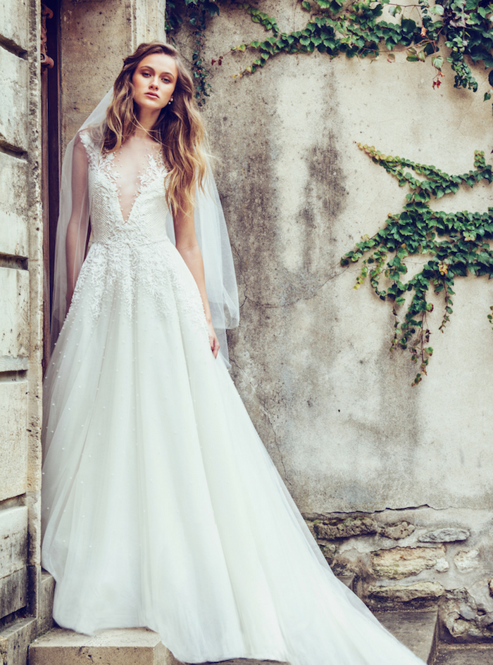 robe de mariée 2018 tendance, jupe évasée et bustier décoré à motifs floraux avec décolleté asymétrique