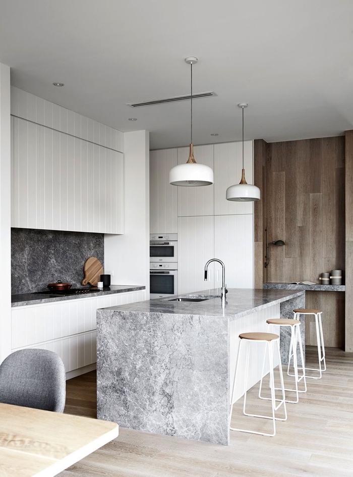 ambiance nordique et contemporaine dans une cuisine moderne grise qui joue sur les différentes finitions 