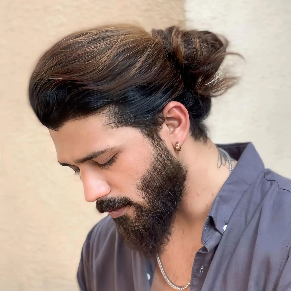 coupe cheveux homme avec barbe messy bun moyen chignon