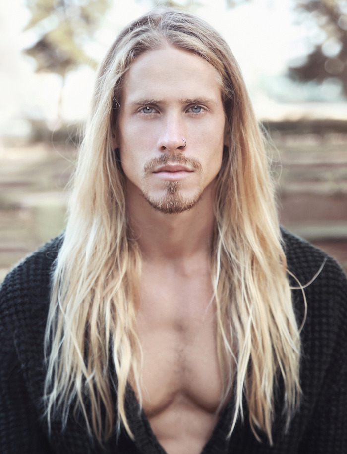 coiffure homme cheveux longs blond raides style surfeur hipster viking