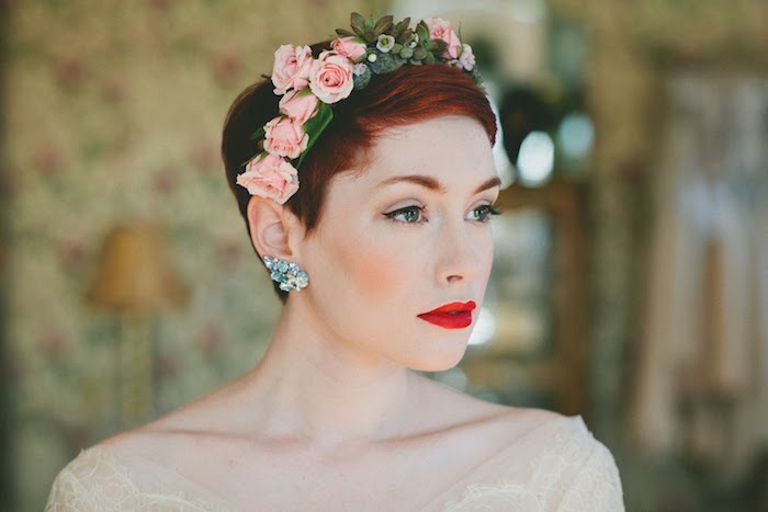 exemple de couronne de roses rose sur pixie coloration rouge, coiffure mariage cheveux court, rouge à lèvres rouge