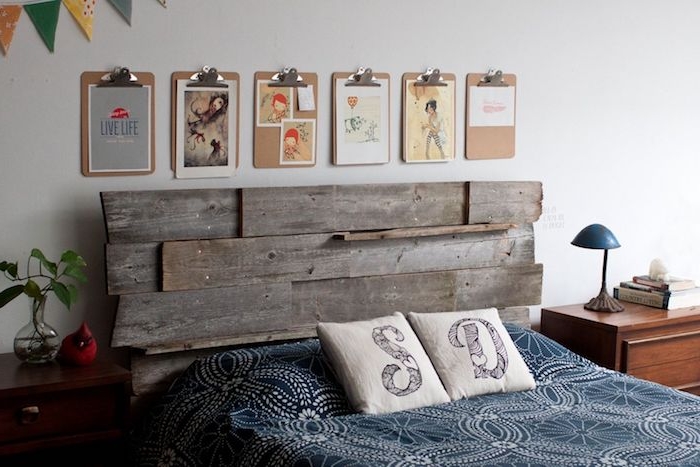 comment fabriquer une tete de lit en bois, planches bois brut, linge de lit bleu, dessins sur un mur blanc