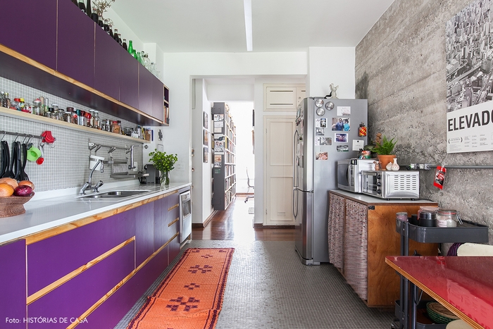 une petite cuisine d air vintage et haute en couleur, associant des placards violet et une crédence de petits carreaux gris 