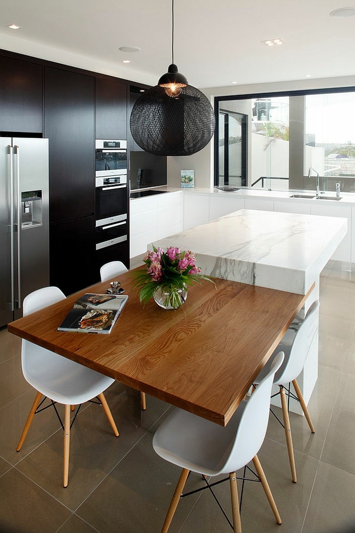 cuisine moderne, chaises blanches scandinaves, ilot central dans la cuisine, plafonnier noir, cuisine à lignes épurées