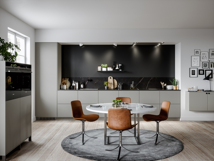  cuisine gris clair associée à un mur de crédence noir et marbre qui met en valeur l'élégance minimaliste de l'espace
