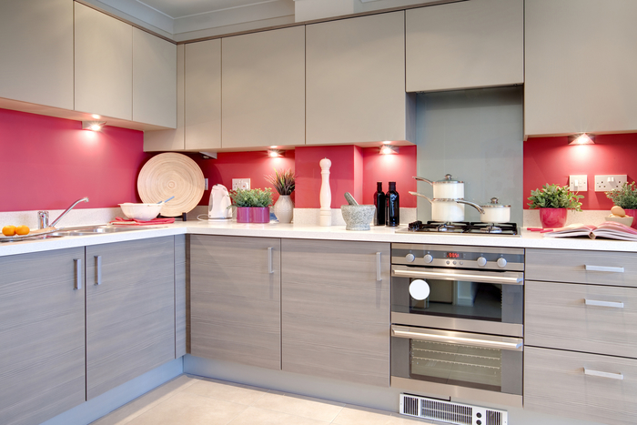 modèle de cuisine gris et rose qui associe des meubles bas au design classique avec des meubles haut sans poignées