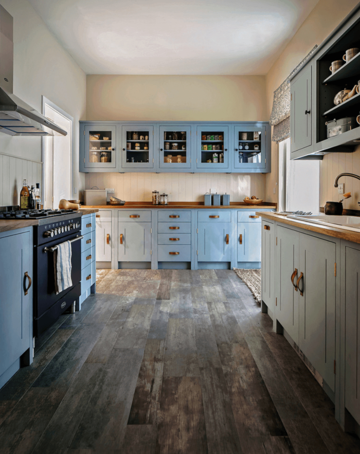 quelle couleur pour les murs d'une cuisine gris et bleu, ambiance bord-de-mer crée par l'association de meubles de cuisine gris et bleu clair, aux comptoirs en bois clair