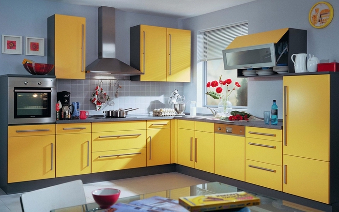 une cuisine jaune et gris ouverte sur le séjour, l'effet des placards de cuisine jaunes est rehaussé par la peinture grise et la crédence en carrelage gris