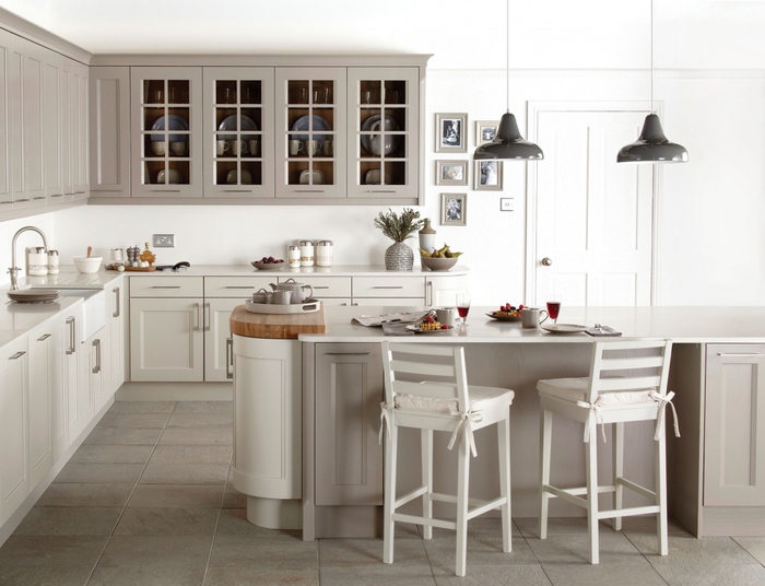 une ambiance apaisante et sereine dans une cuisine grise et blanche équipée d'un îlot aux formes arrondies