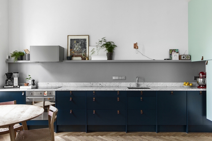 une cuisine moderne grise et bleu canard de style scandinave, au design épuré et minimaliste