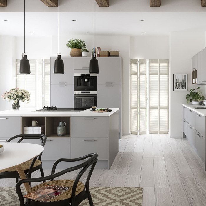 une cuisine grise moderne et fonctionnelle avec des meubles gris mat aux multiples rangements et des touches de noir et bois pour un aspect chic