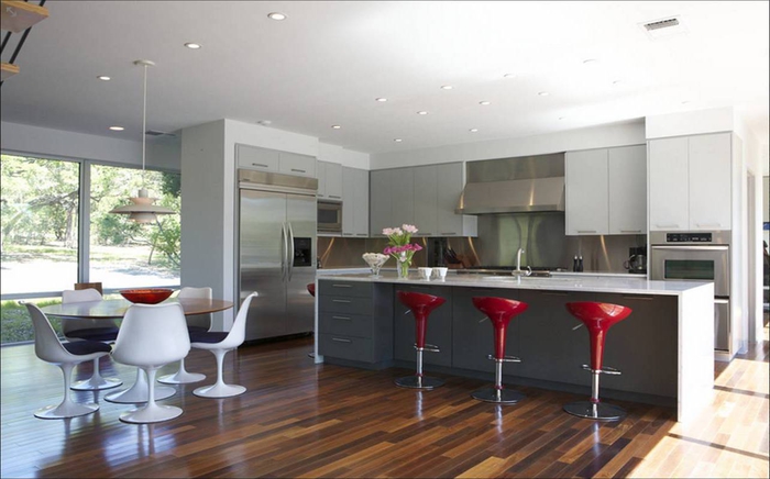 des tabourets de bar rouge brillant qui apportent une touche de couleur dans la cuisine grise et rouge contemporaine 