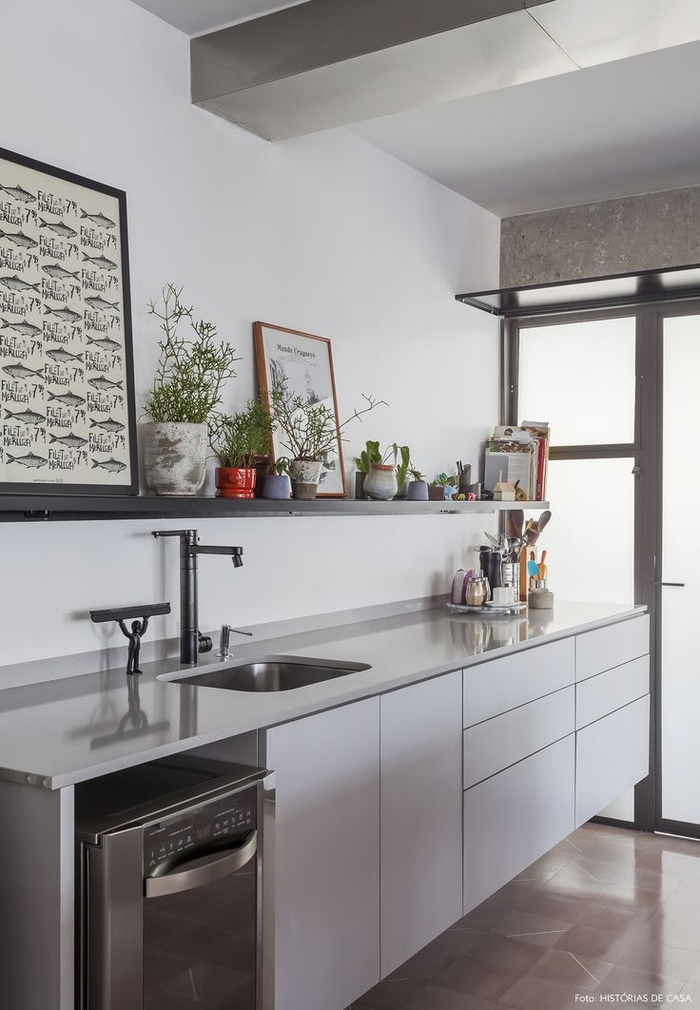 cuisine grise moderne suspendue aux lignes épurées sans meubles hauts, avec une étagère ouverte grise pour un aspect minimaliste