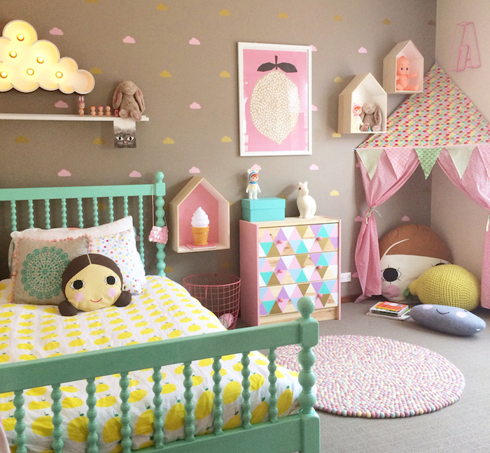 photo de chambre complète pour fille avec décoration colorée avec lit vert et jaune et commode bois multicolore
