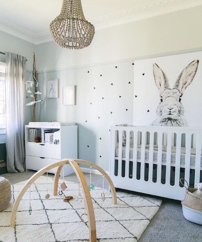 lit bébé evolutif avec matelas remontable, sticker mural lapin pour chambre d'enfant