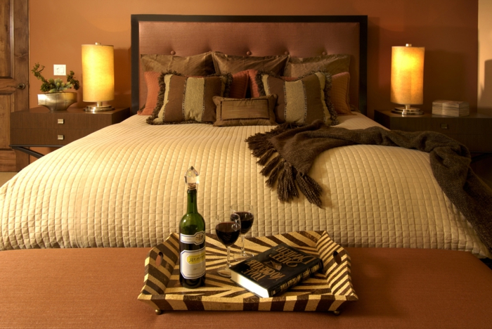 lit confortable avec couverture beige, décor chambre zen tendance, deux lampes de chevet cylindriques