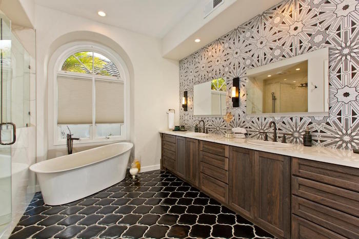 idée carrelage noir de salle de bain épais à forme originale rétro et art déco sur le mur et baignoire ilot