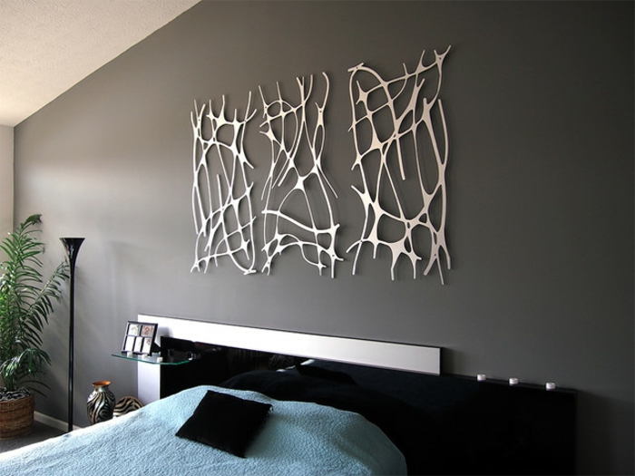 deco murale, decoration murale design, mur peint en gris taupe avec trois applications en métal couleur argent, motifs abstraits avec des lignes graphiques