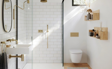 deco salle de bain petite aux murs blancs avec carrelage sol imitation bois