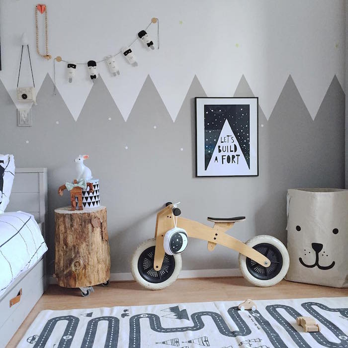 modèle de décoration pour chambre bébé thème scandinave avec mur blanc et gris et meubles scandinaves en bois