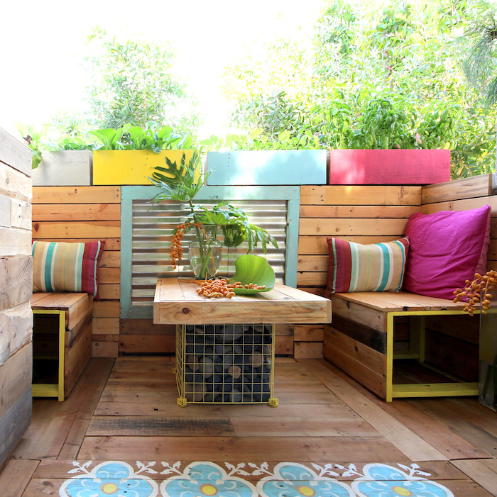 deco terrasse en bois avec une table basse en palette facile gabion et petis banquettes, plantes dans des bacs à fleurs colorées