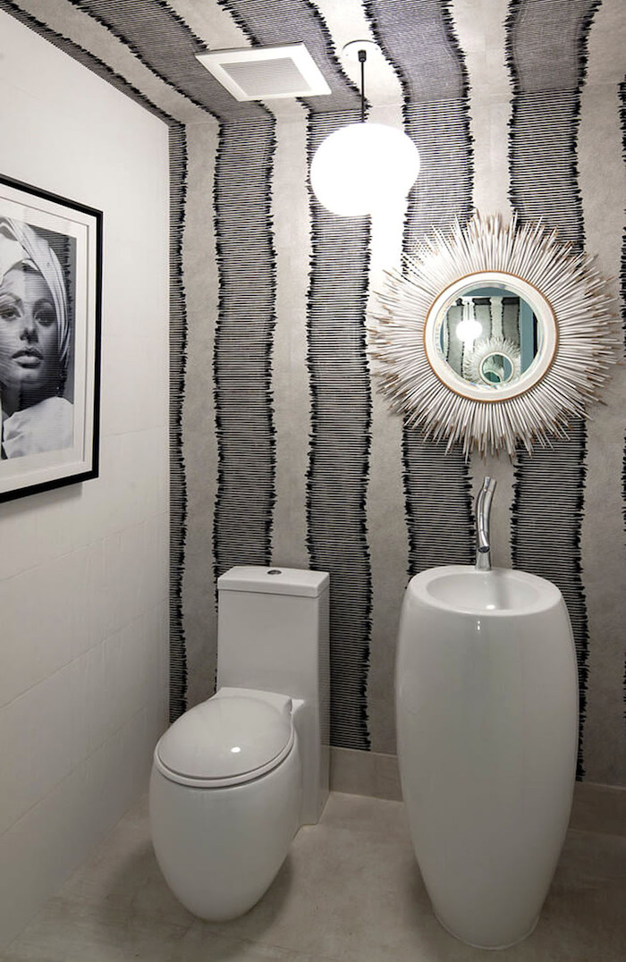 papier peint pour toilette blanc et bleu original avec wc et lavabo design 