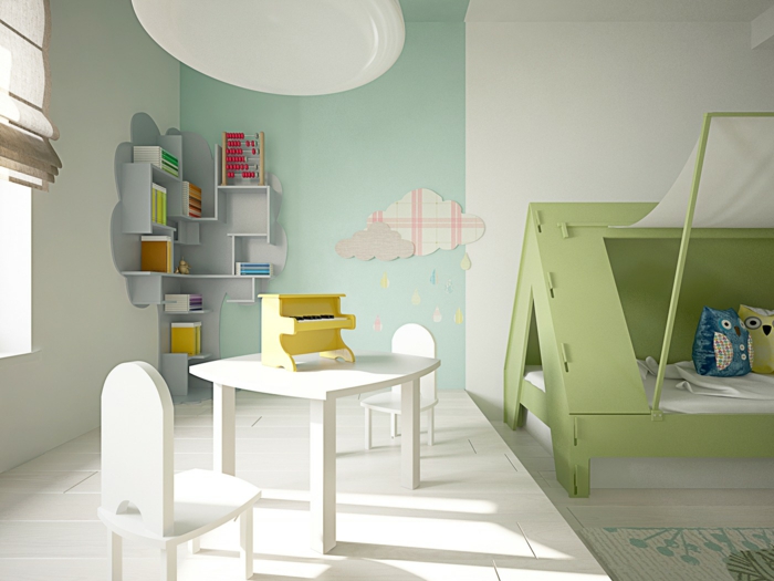 chambre d'enfants avec des murs en blanc et en vert pastel, meubles blancs, lit en réséda en forme de maison avec toit, tapis en blanc et réséda, decoration murale design 
