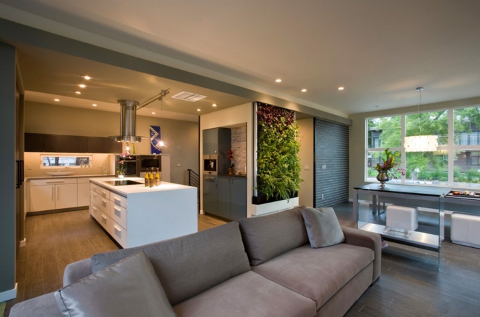 grand sofa gris, cuisine en blanc et taupe, mur végétal, sol boisé, decoration salon peinture élégante