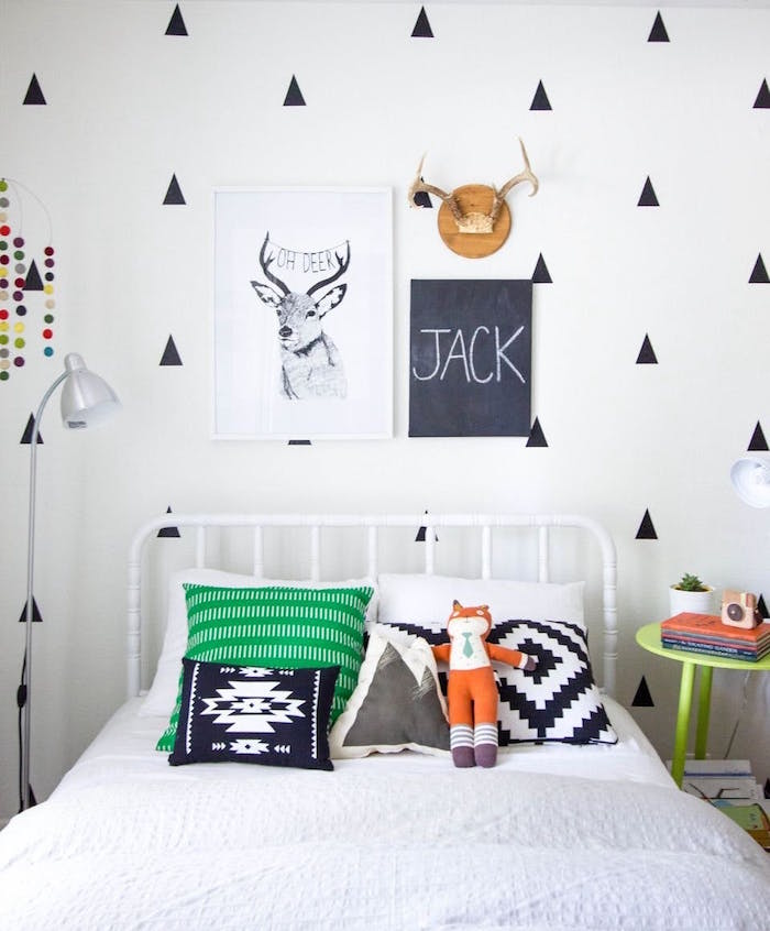chambre d'enfant minimaliste blanche avec papier peint et lit en métal