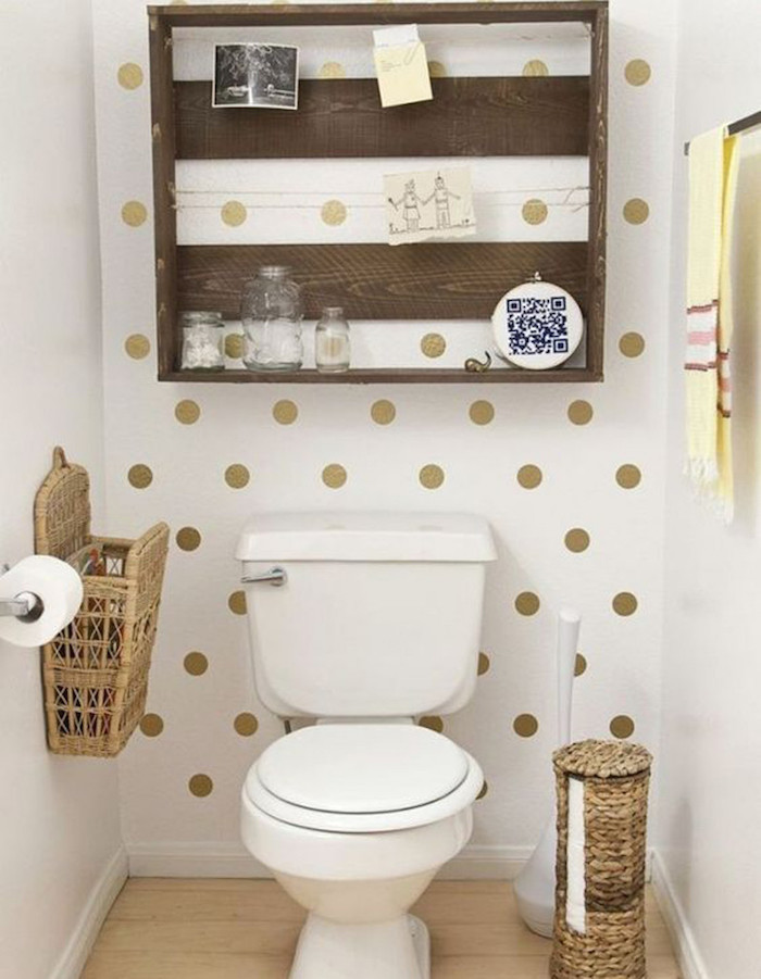 déco wc simple et original style rustique avec papier peint pois or sur blanc et étagère diy en bois