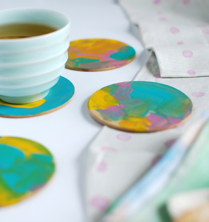 dessous de verres diy colorés de peinture pour tasses de café et thé, activite fete des meres simple