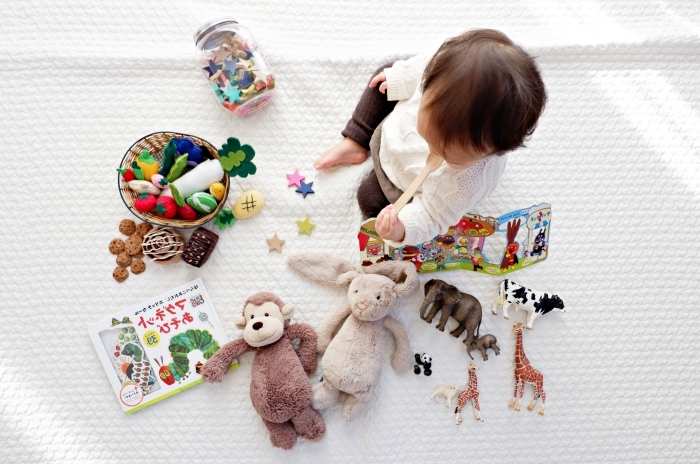 large couverture de lit de nuance blanche avec jouets dans panier ou bocal, comment arranger les jouets petit enfant 