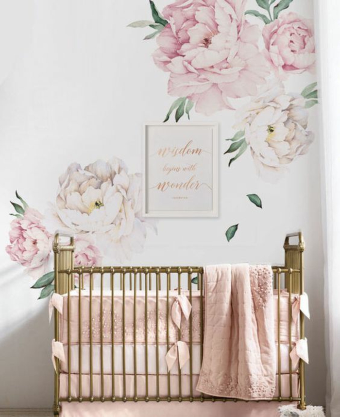 décoration murale chambre aux motifs pivoines grandes en blanc et rose, lit fillette bébé en nuances bronze, ambiance douce romantique 