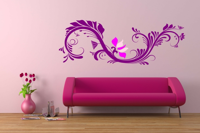 idee deco mur, dessin mur aux motifs fleuris en rose et fuchsia, canapé design en fuchsia, parquet en bois PVC finition brillante, vase rose avec des fleurs