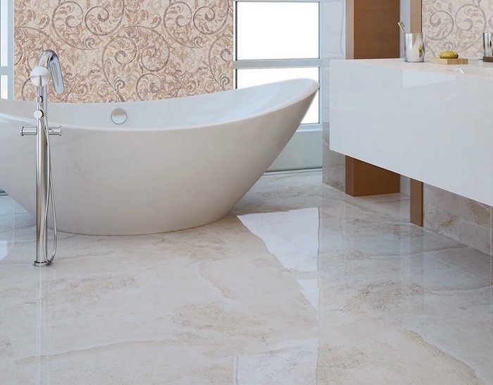 salle de bain moderne avec baignoire ilot en banane et sol en marbre clair brillant