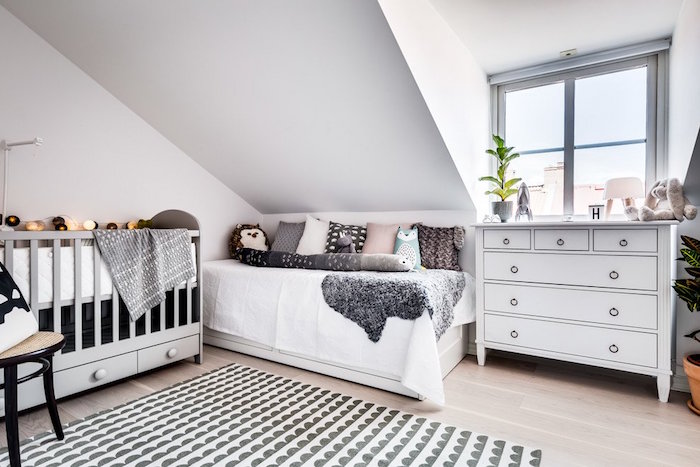 deco chambre bébé scandinave avec lit enfant avec rangement gris