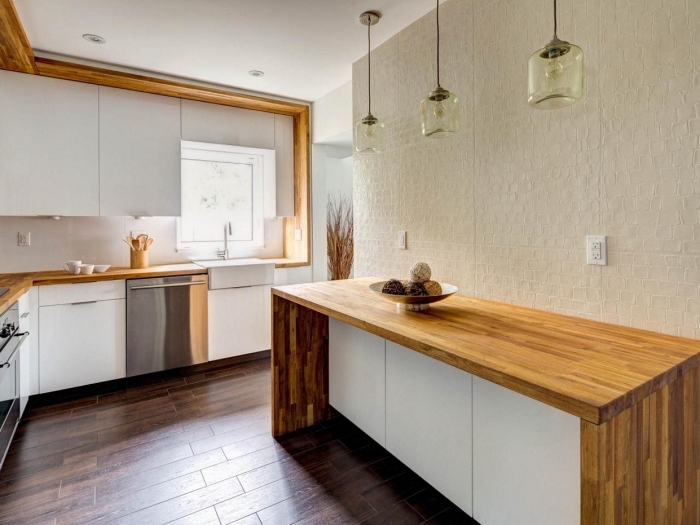 comment aménager une cuisine blanche avec meubles et finitions de bois massif marron pour créer une ambiance chaleureuse