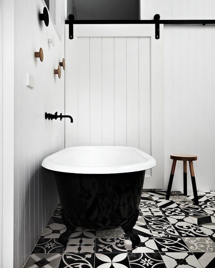 idée de carrelage salle de bain graphique noir et blanc pour déco style scandinave minimaliste