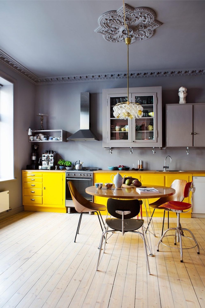 cuisine éclectique gris et jaune soleil pour un joli effet acidulé, quelle couleurs pour les murs d une cuisine gris et jaune