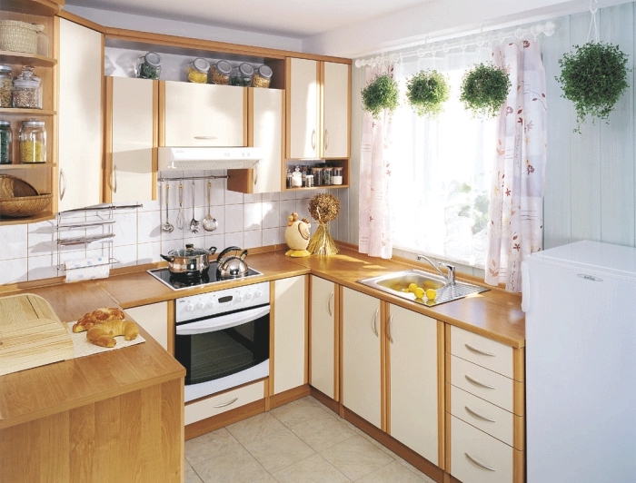aménagement de petite cuisine en U avec meubles de bois blanc et marron, déco campagnarde avec rideaux courts à design floral